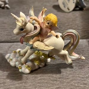 Hold on to your Dreams unicorn, part of the Rainbow Dreams collection